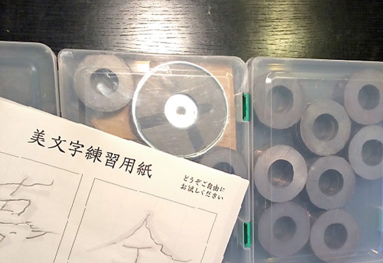 図2.箱に敷き詰められた磁石