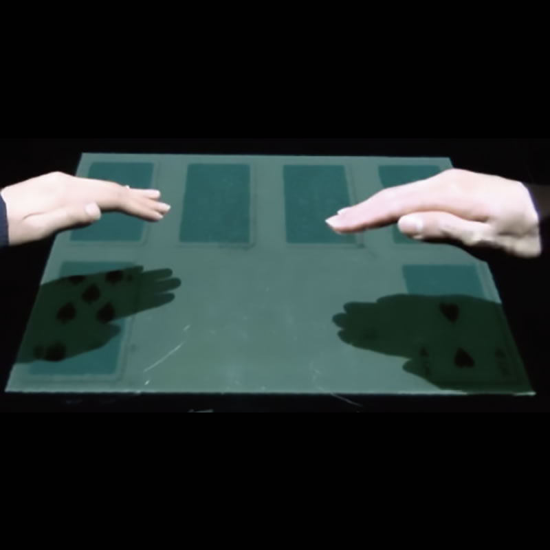 手をかざすと、影の部分にだけ模様が現れる